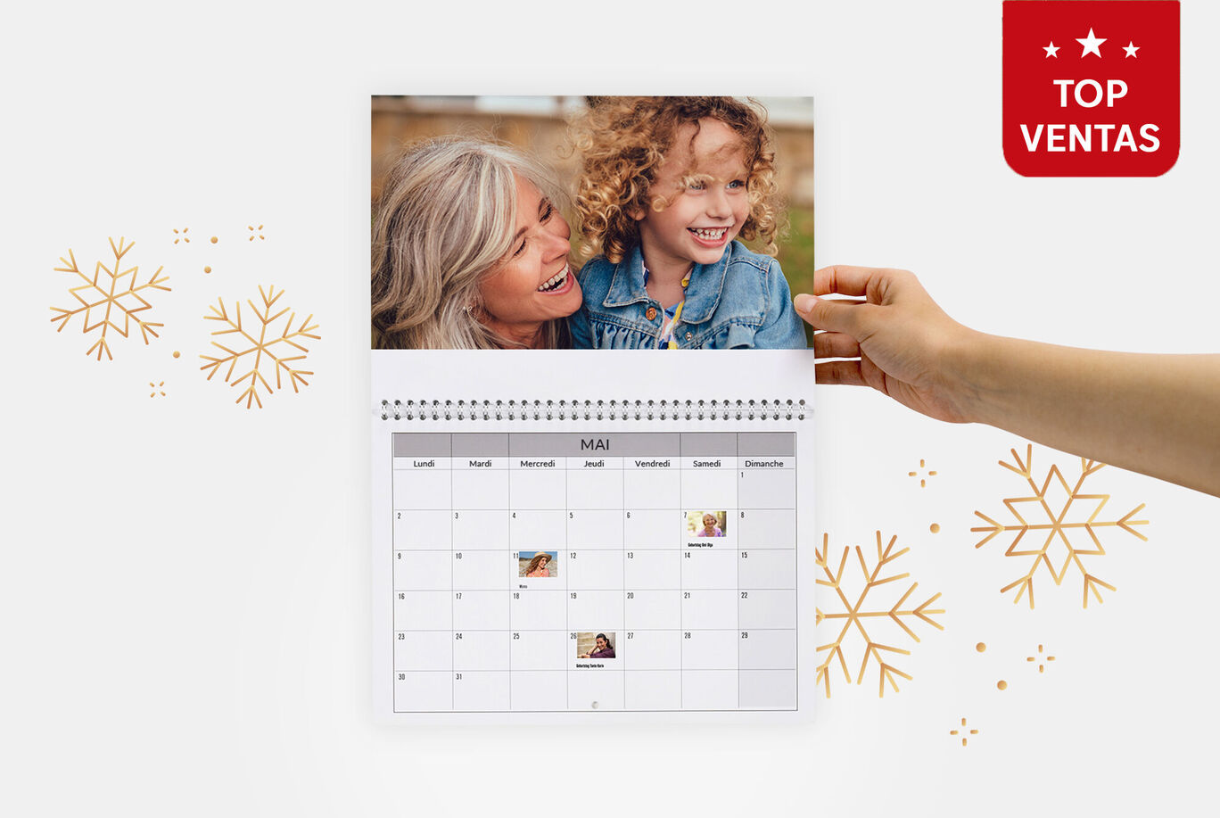 Un hermoso calendario de pared con fotos y copos de nieve dibujados a mano.