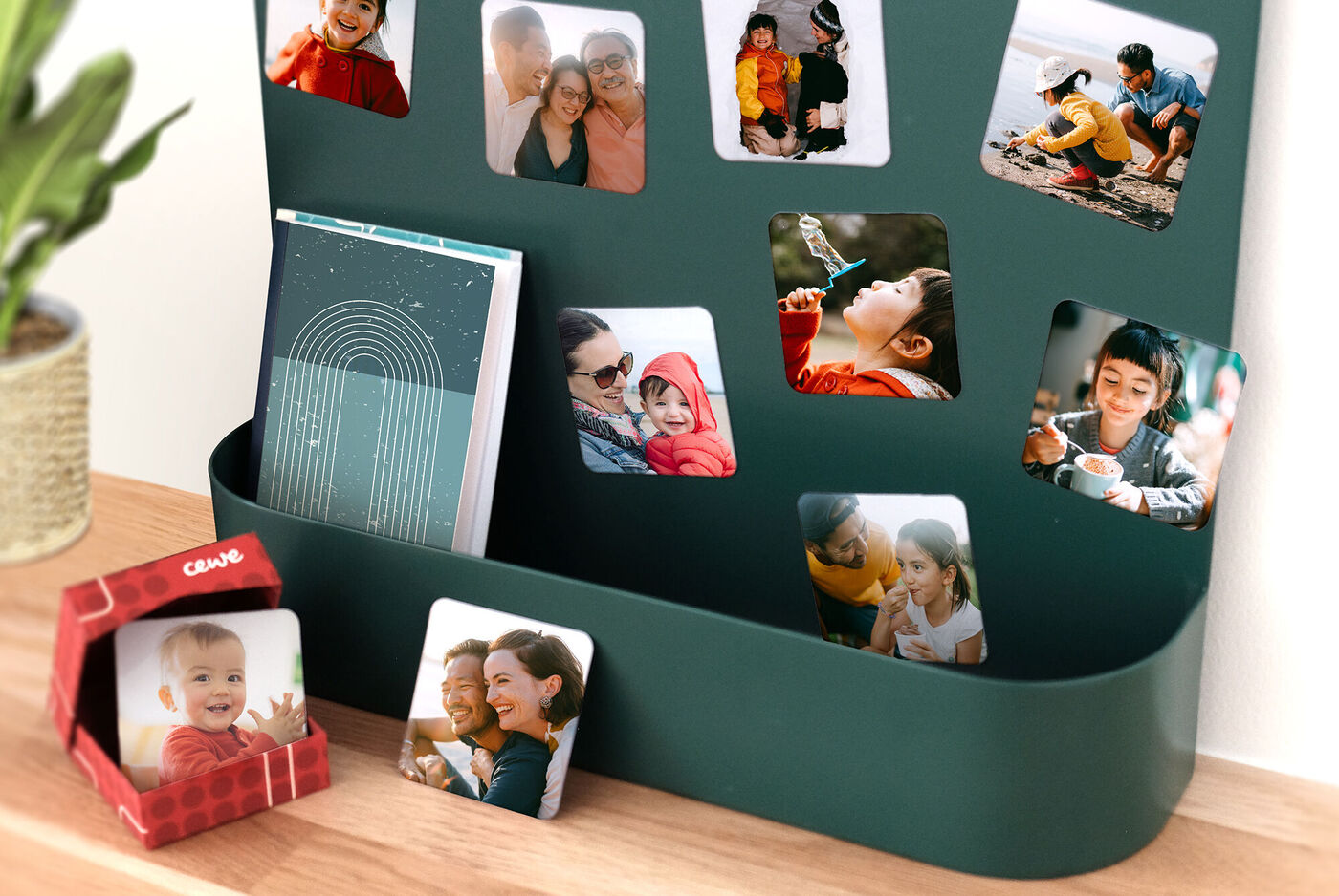 Diversas fotos familiares y recuerdos están visibles en un soporte de pared, incluyendo un calendario CEWE.