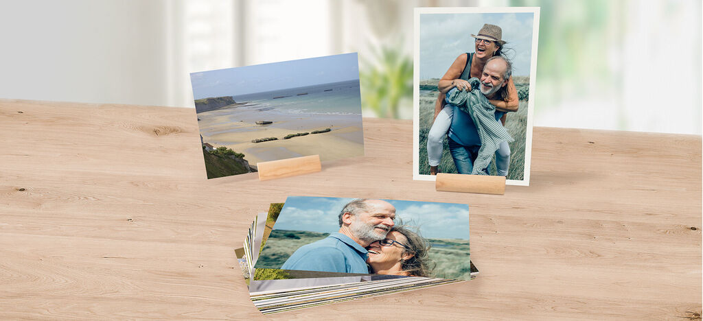 Un álbum de fotos cariñoso con recuerdos de momentos románticos, sobre una mesa rodeado de más fotos.