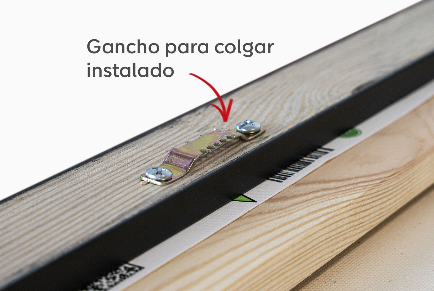 Sistema de montaje para accesorios de pared con tornillos y colgantes.