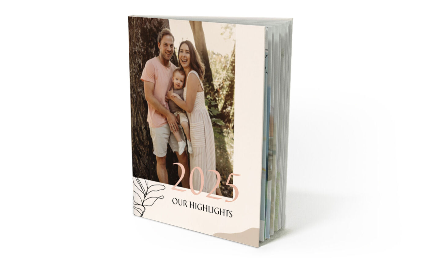 Un amoroso CEWE FOTOLIBRO con fotos familiares y el título '2024 Nuestros Destacados'.