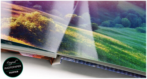 Primer plano de un álbum de fotos abierto con prados verdes en la página.