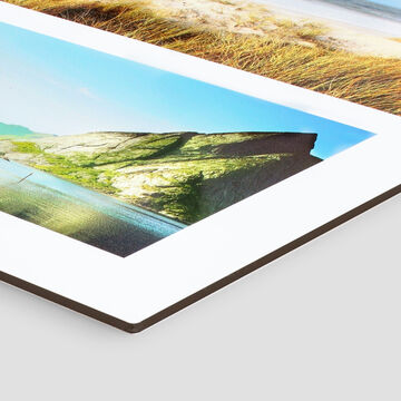 Hermosa imagen de una pintura paisajística con montañas y un claro arroyo de agua