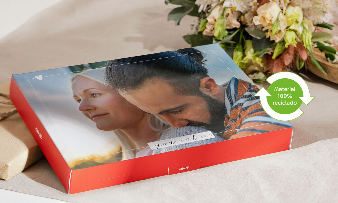 CEWE Fotobuch con bonito diseño de portada y flores al fondo