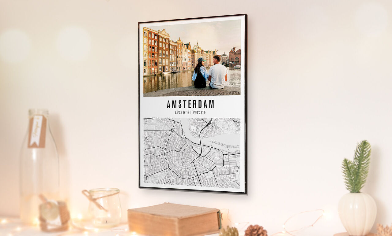 Hermoso cuadro con vista de Ámsterdam. Escena romántica de una pareja junto al agua y un mapa de la ciudad.