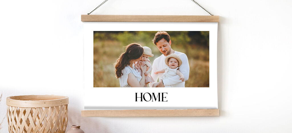 Familia posando frente a un hermoso paisaje, la imagen con un marco elegante dice "HOGAR".