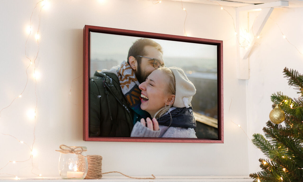 Una pareja romántica posa frente a un hermoso fondo, rodeada de luces que crean un ambiente cálido