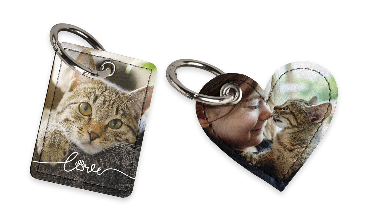 Dos llaveros con motivo de gato, uno rectangular y otro en forma de corazón.
