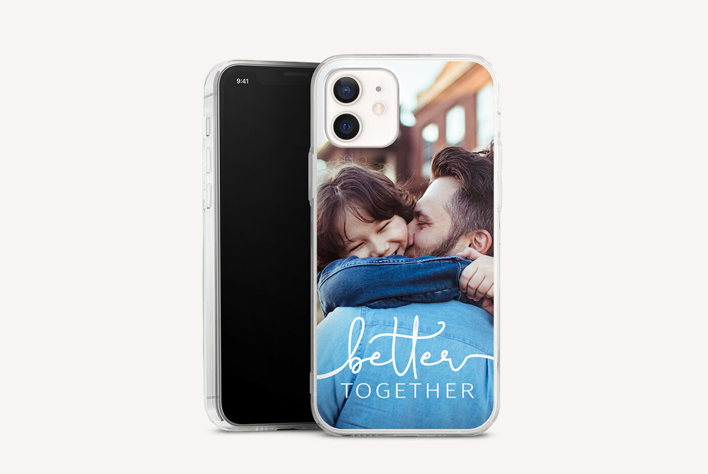 Un teléfono y una funda con un diseño. Muestra a dos personas abrazándose con el texto 'mejor juntos'.