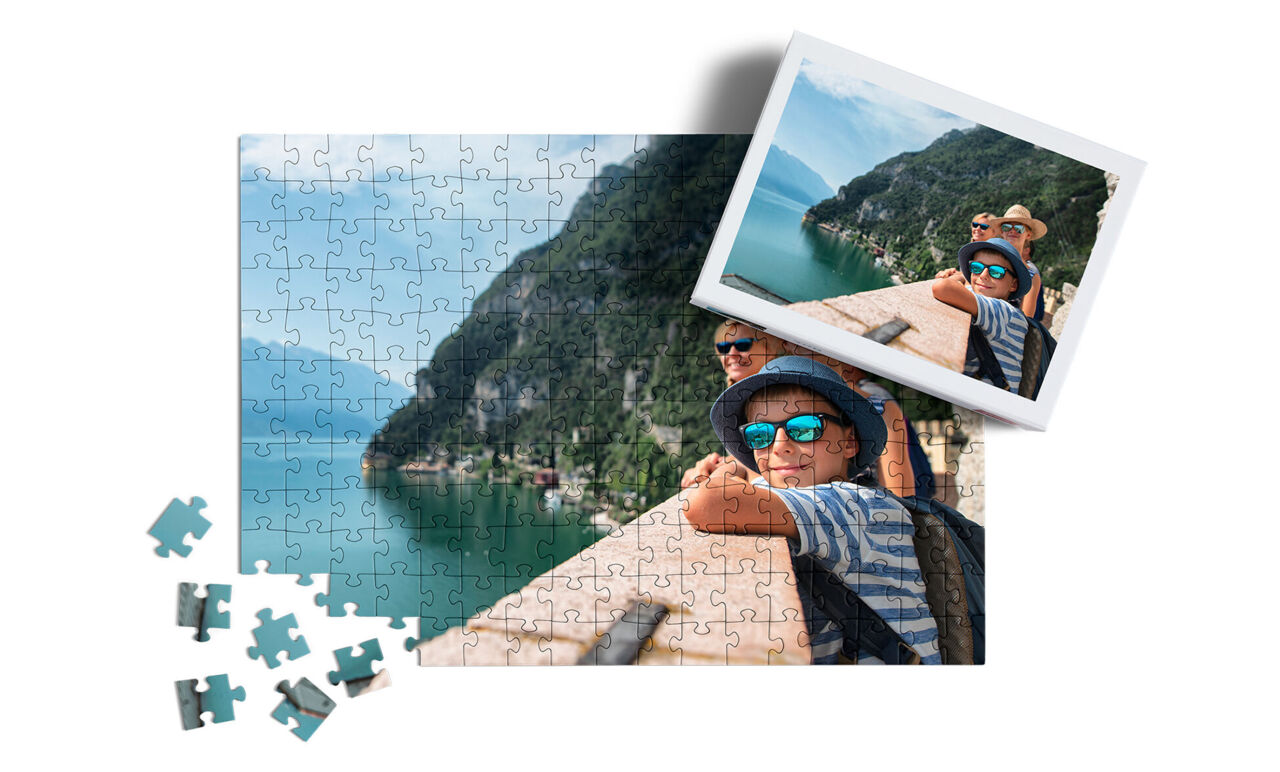 Puzzle personalizado de fútbol con foto para niños, a medio armar en una mesa junto a su caja.
