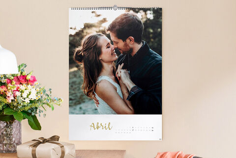 Un hermoso calendario con un momento romántico de dos personas en el fondo.