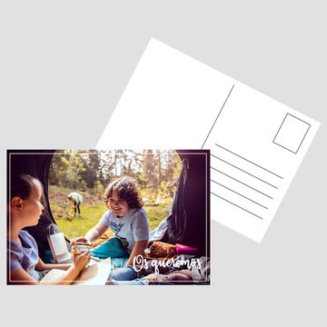 Una imagen natural animada con amigos disfrutando del camping. Comparten momentos creativos en la naturaleza.