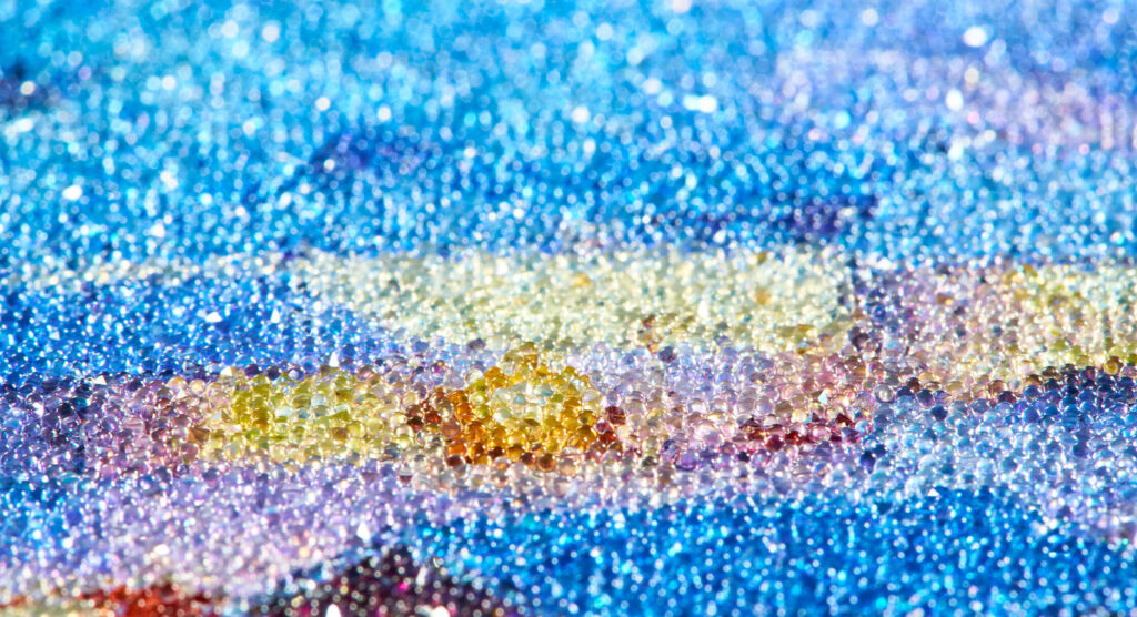 Plano detalle de cristales Swarovski® sobre cuadro mural CEWE, mostrando textura brillante y destellos de color.