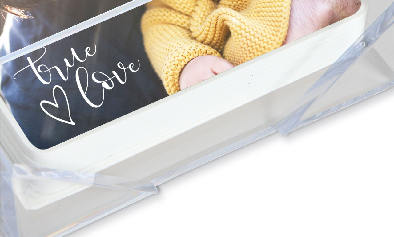 Una representación detallada de un álbum fotográfico amoroso titulado 'True Love' sobre una mesa.