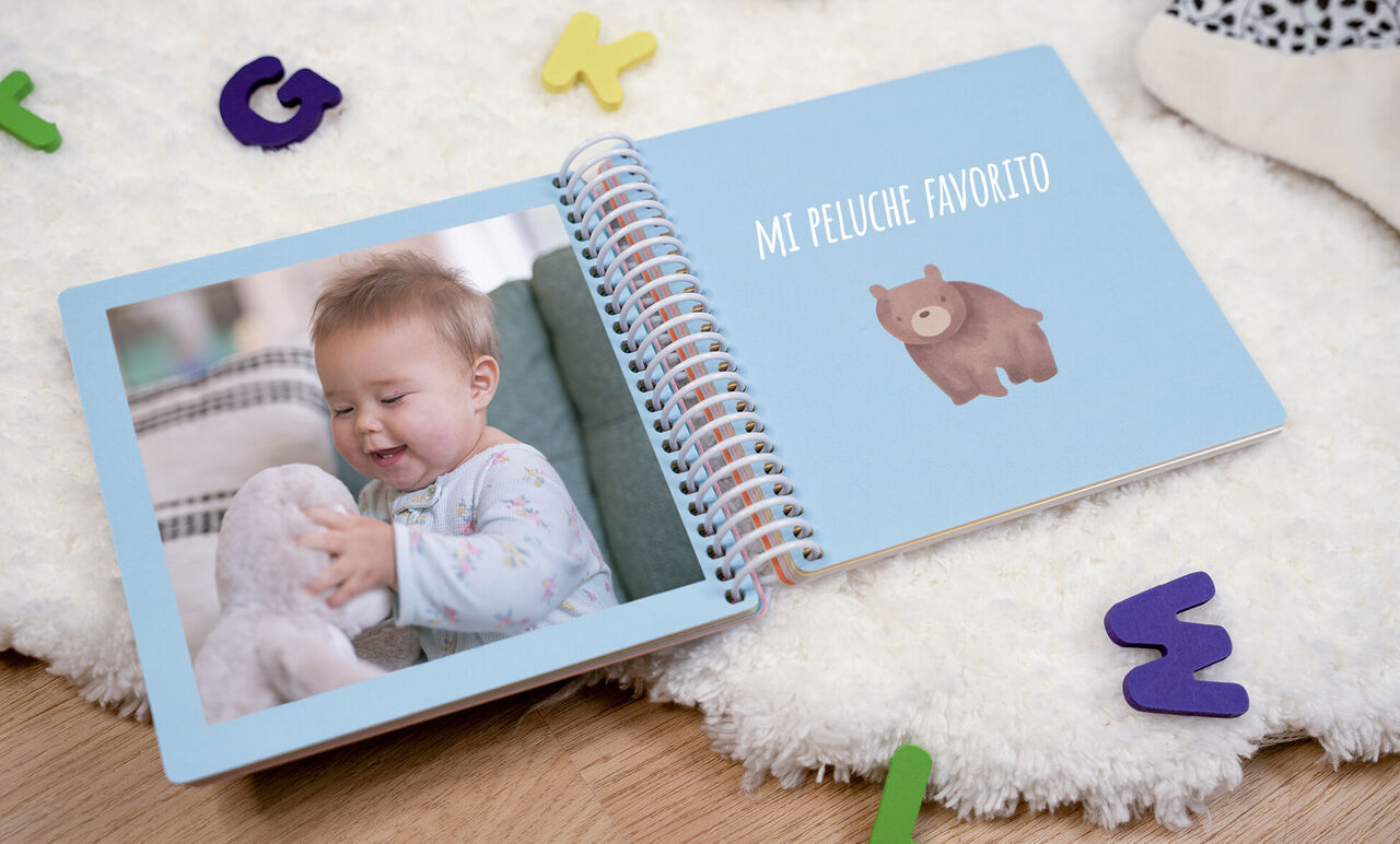 álbum digital para bebés con un niño jugando con su peluche.