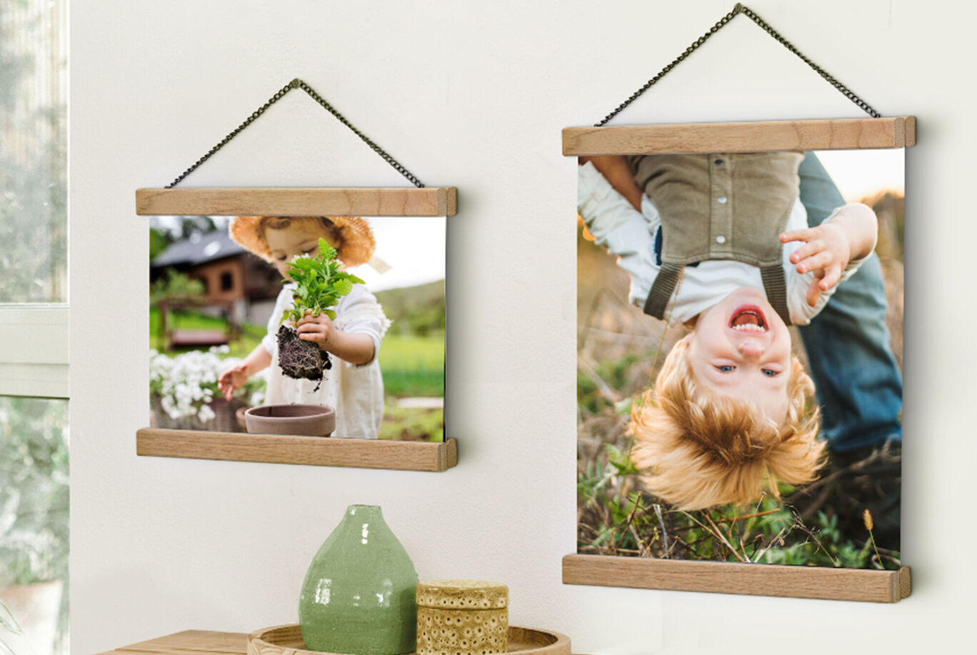 Dos fotos en marcos de madera en una pared. A la izquierda, un niño riega plantas; a la derecha, un niño juega.