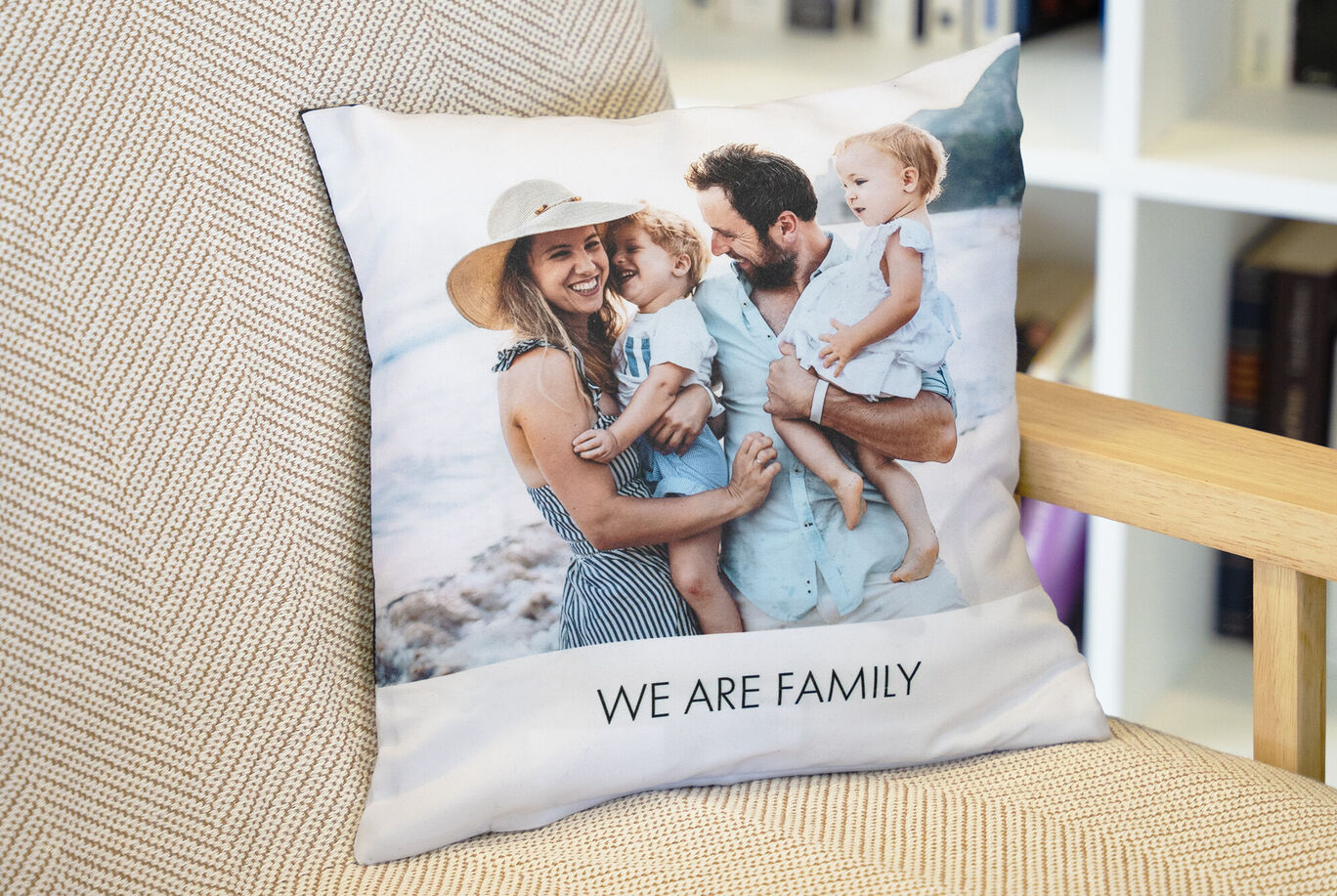 Una familia amorosa posa sobre un cojín. Disfrutan de un momento juntos en la playa y se abrazan con cariño.