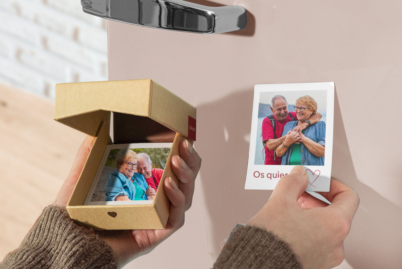 Una persona sostiene una pequeña caja de regalo con fotos mostrando un recuerdo cariñoso.