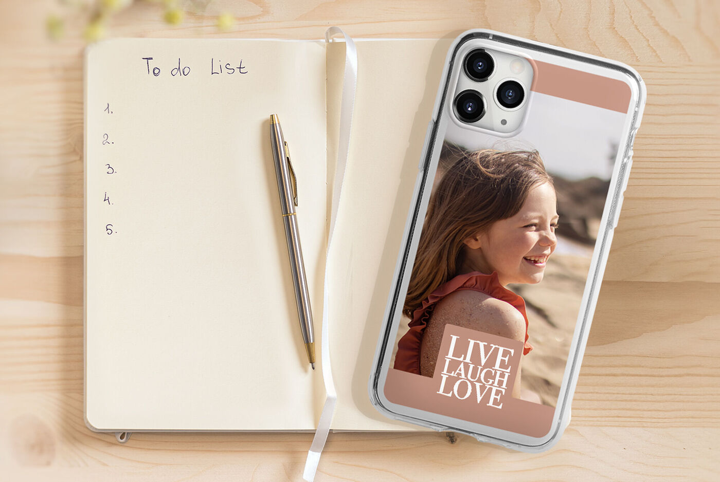 Teléfono con funda personalizada sobre una página de cuaderno abierta.