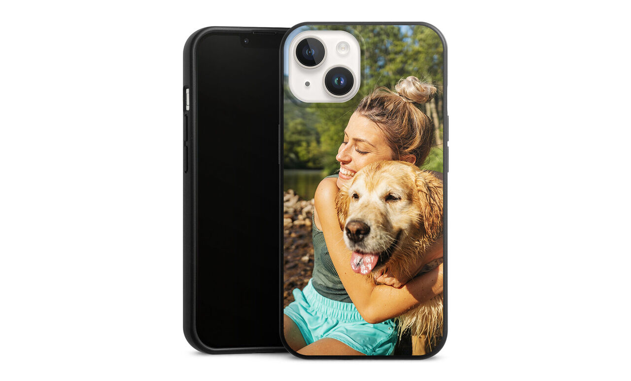 Persona con perro en la naturaleza, ambos felices.