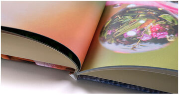 Álbum de fotos abierto con páginas coloridas que evocan emociones.