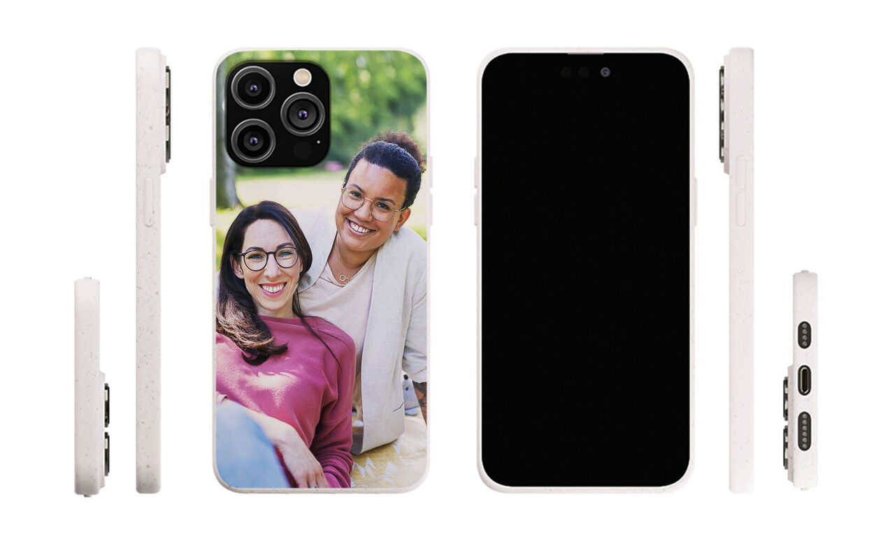 Un teléfono con un diseño personalizado muestra una instantánea feliz de una pareja al aire libre.