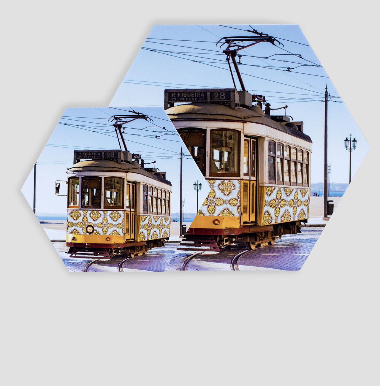 Tranvía colorido con diseño floral al sol, sobre rieles