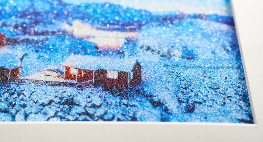 Detalle de textura brillante con cristales Swarovski® en cuadro CEWE de paisaje invernal.