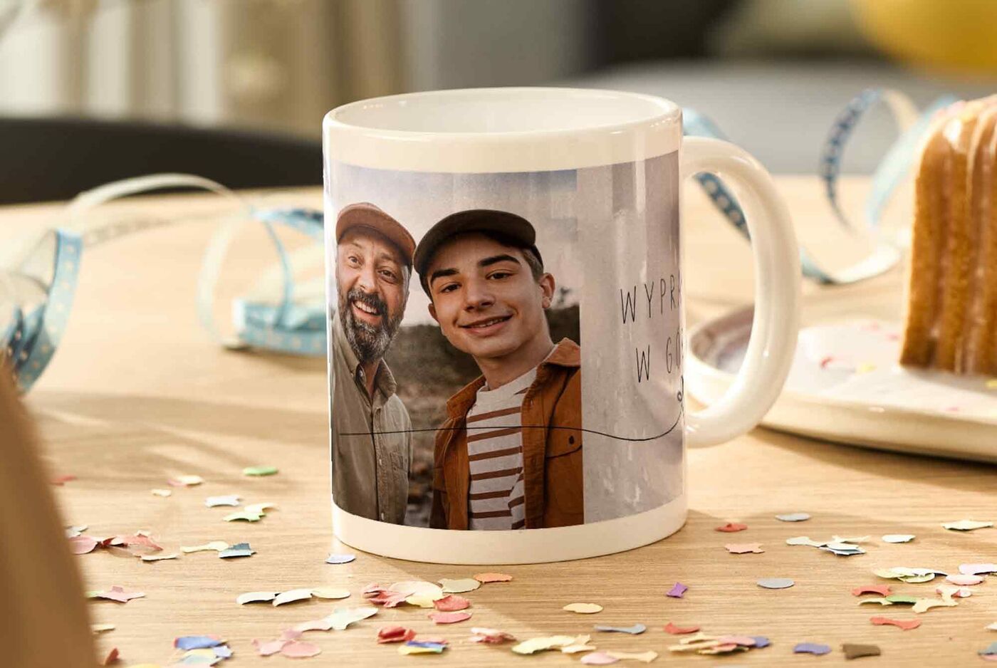 Taza panorámica encima de una mesa con una foto de padre y hijo