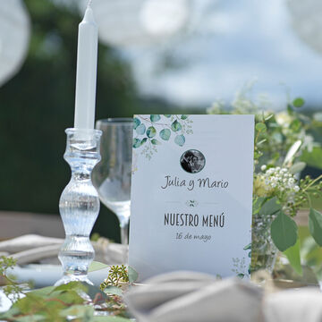 Elegante decoración de mesa para un evento festivo con un menú.