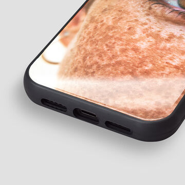 Primer plano de un teléfono con un diseño creativo en la parte posterior.