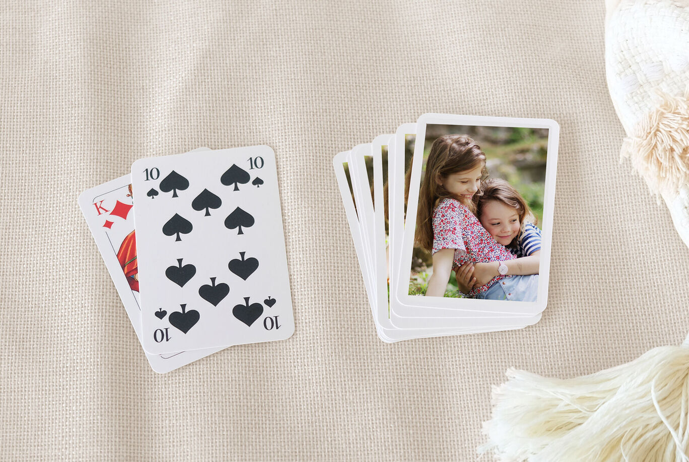 Un juego de cartas con corazones y tréboles y fotos personales.