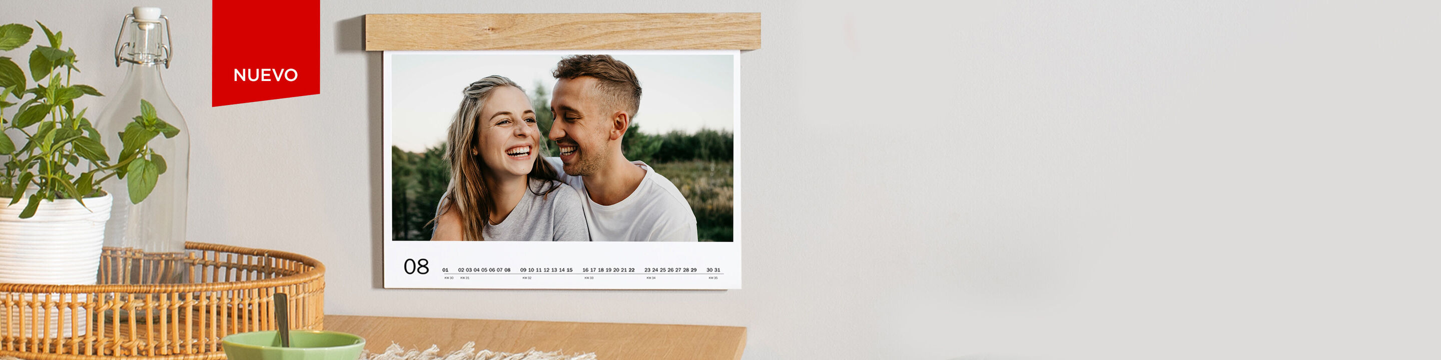 Una hermosa imagen de pared muestra una pareja en un entorno natural en agosto, transmitiendo una atmósfera cálida.