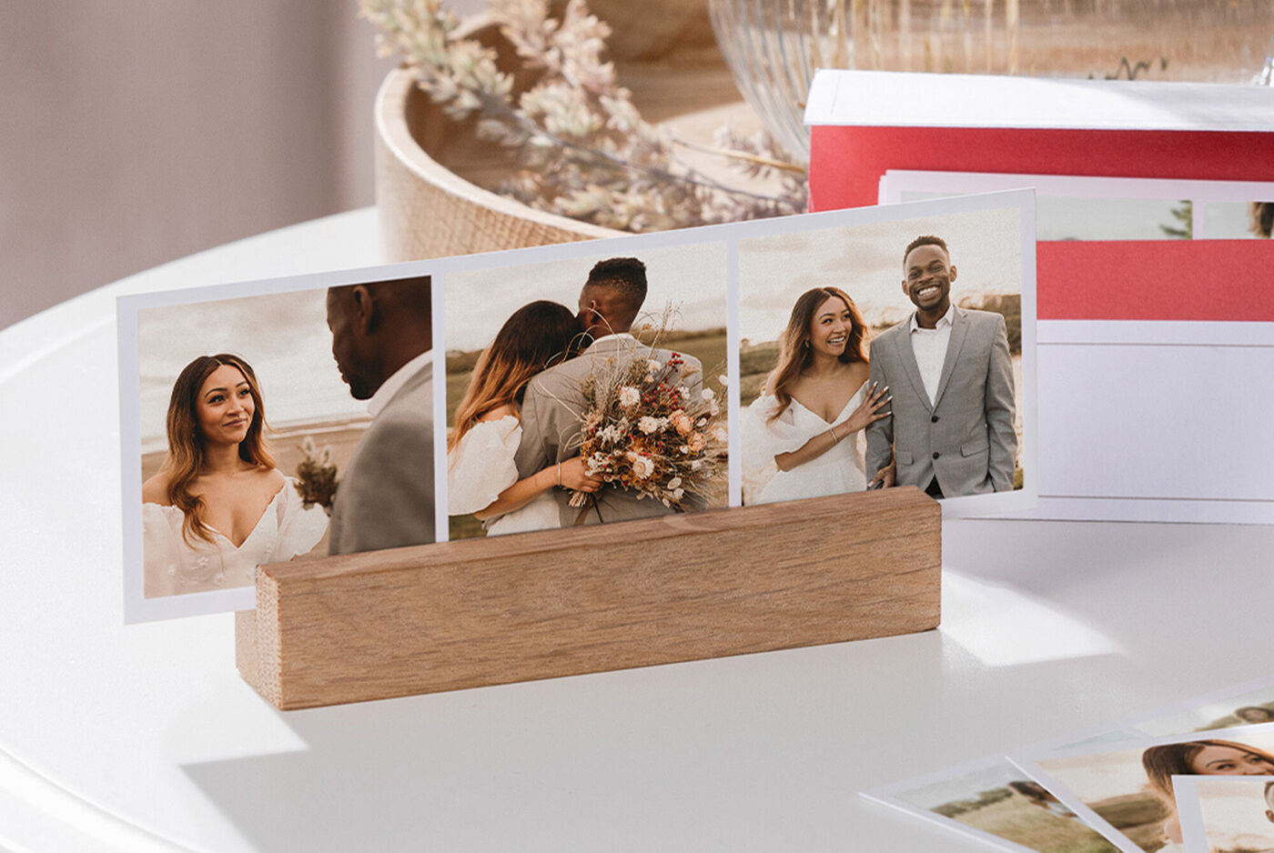 Soporte de madera pequeño para una foto creativa.