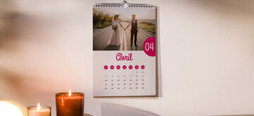 Hoja de calendario de abril con una pareja en la calle, radiantes y felices, mirándose con amor