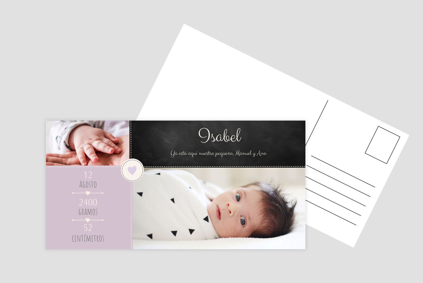 La elegante invitación de nacimiento muestra una mano delicada y un feliz recién nacido.