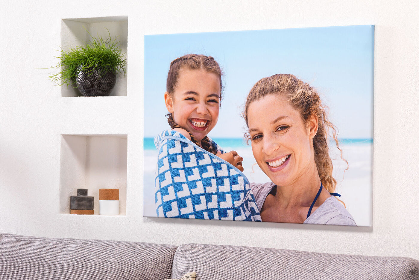 Una puesta de sol en la playa con una familia feliz.