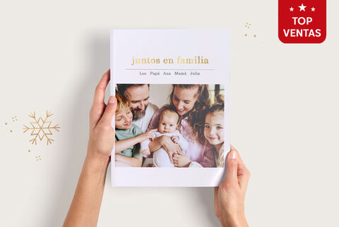 Álbum familiar con el título "juntos en familia" en manos