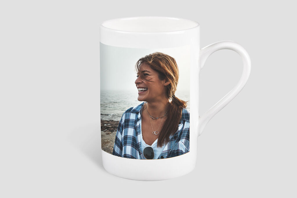 Taza con foto de una persona en la playa, llevando una camisa a cuadros y gafas de sol.