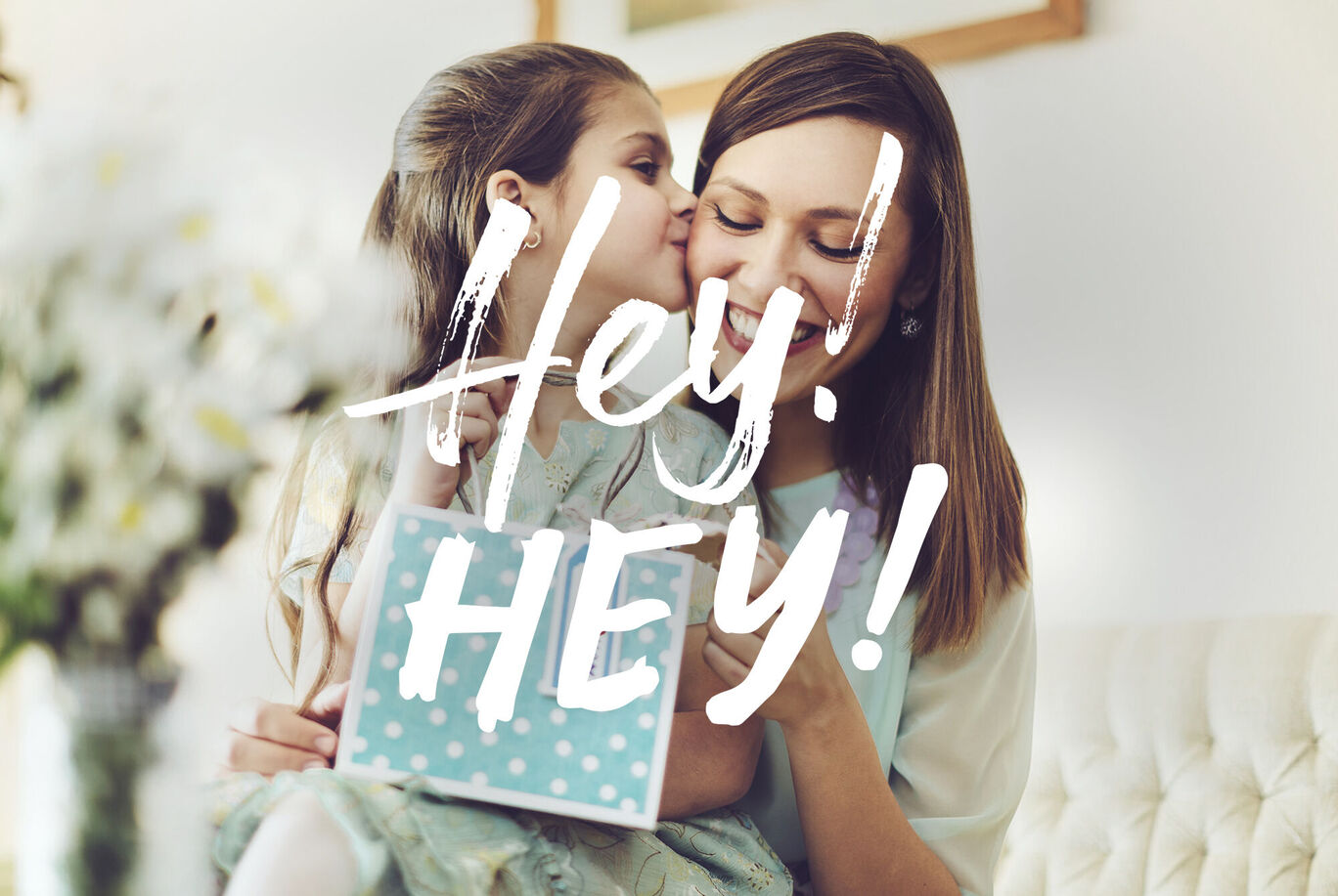 Dos amigas comparten un momento alegre y sonríen. Una sostiene un regalo creativo con puntos.