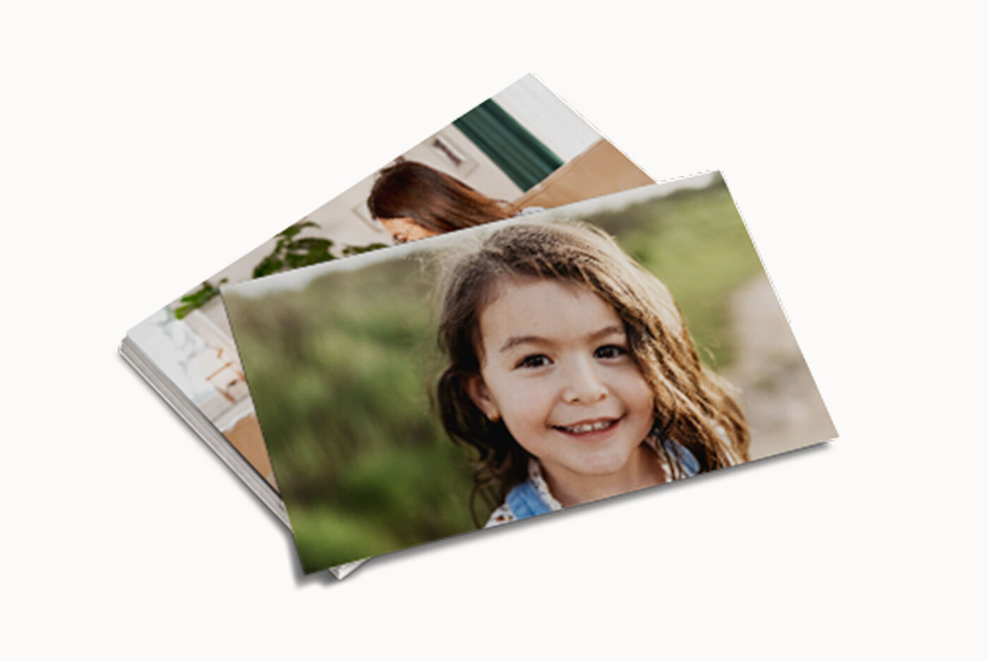 Un montón de álbumes de fotos abiertos con diferentes imágenes.