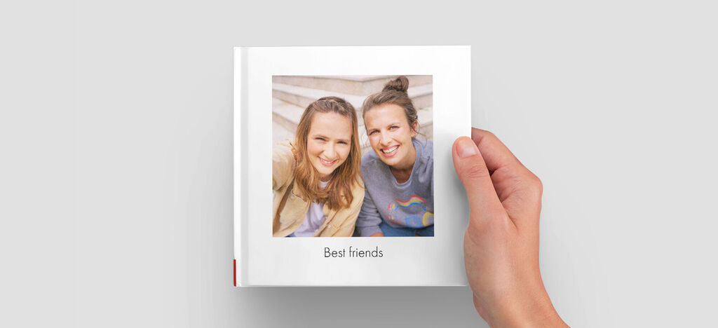 Un álbum abierto titulado 'Mejores amigos'. Dos personas sonrientes en la página.