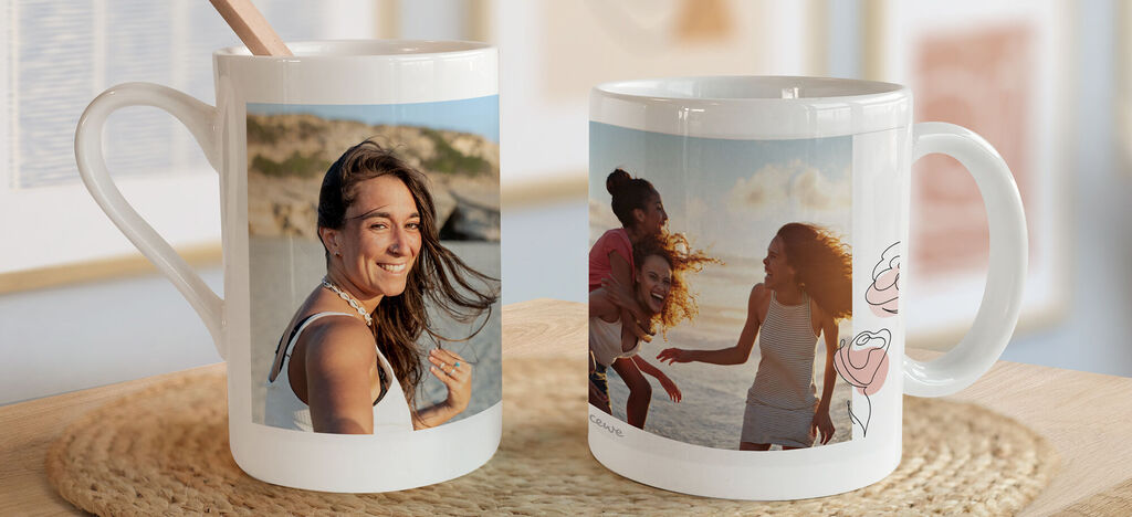 Dos tazas personalizadas con fotos de amigas en la playa.