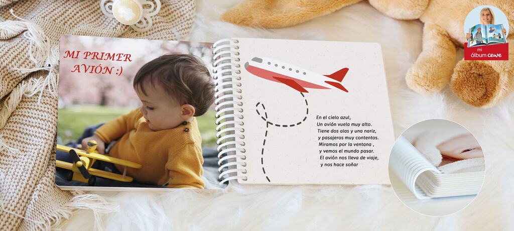 Un niño hojea un ÁLBUM CEWE sobre aviones.