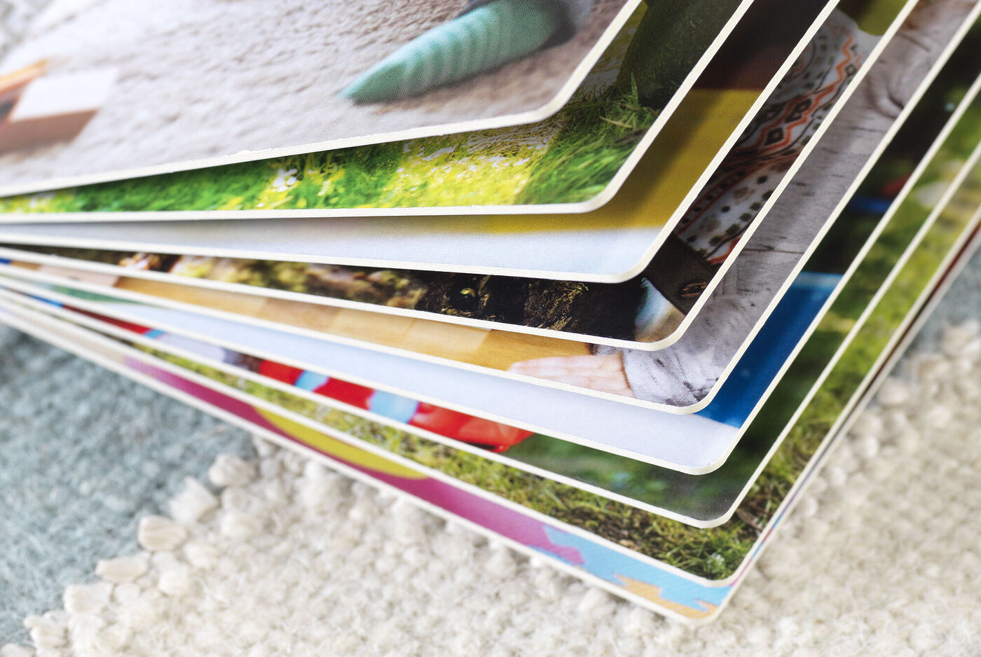 Papel mate con bordes redondeandos de cartón para no hacer daño a los bebés.