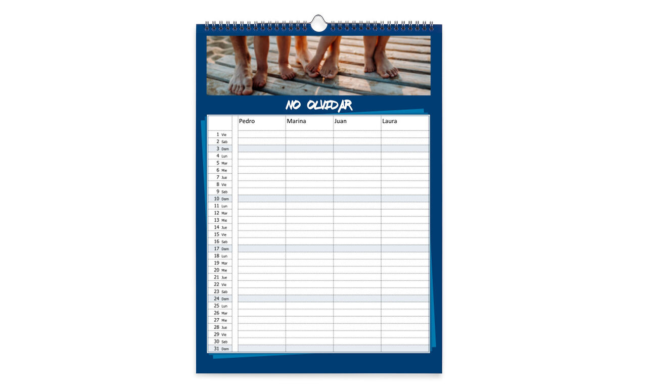 Un calendario fotográfico CEWE con un diseño azul y una foto de pies en una terraza de madera. Muestra tabla con fechas y nombres.