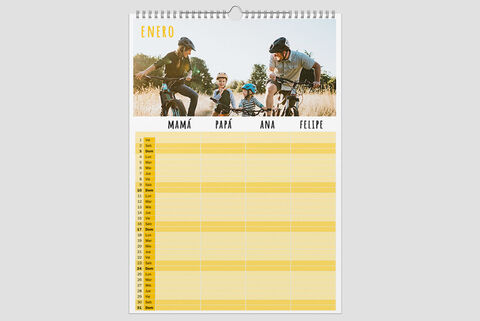 Calendario familiar con un grupo feliz disfrutando de sus vacaciones en bicicleta