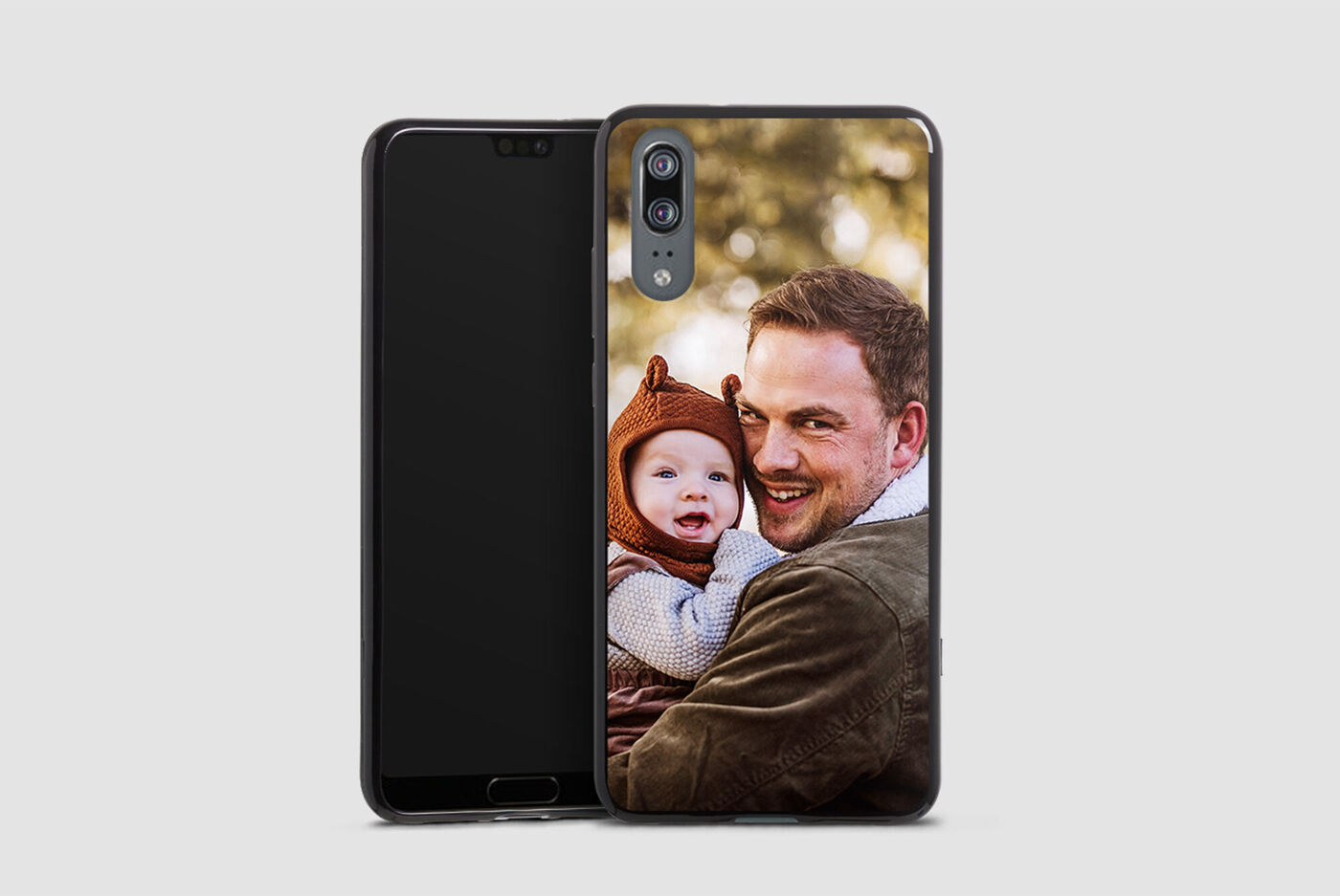 Padre sonriente con un niño en la naturaleza.