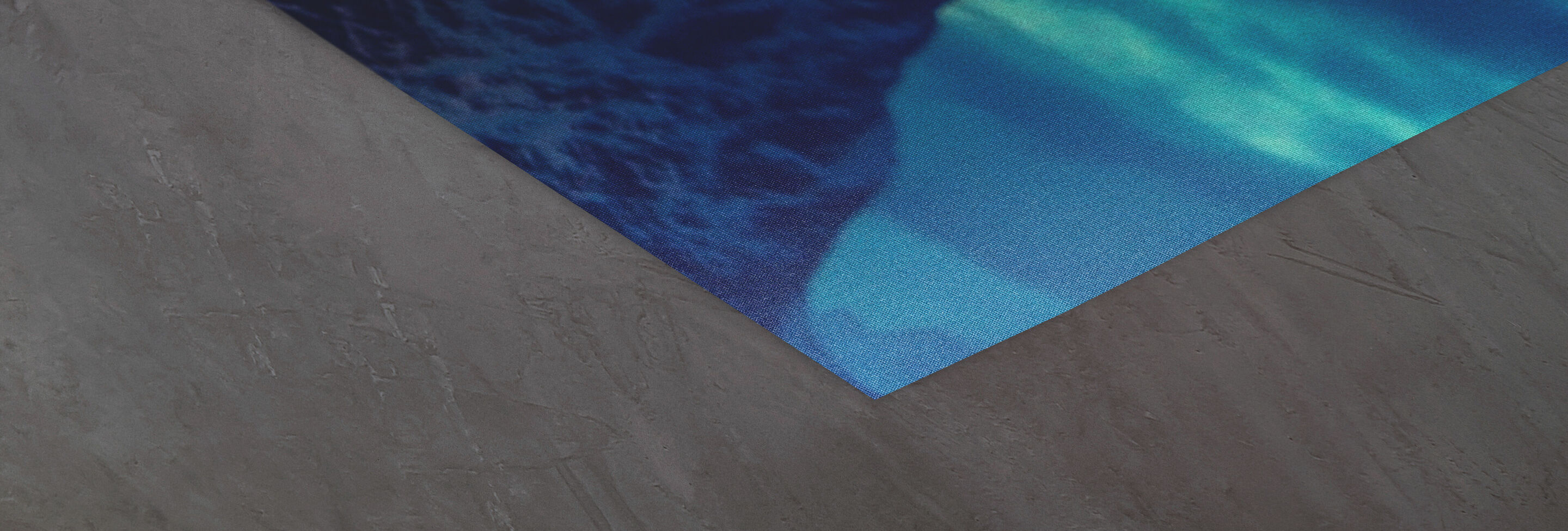 Bisel de un diseño con patrones de olas azules y verdes sobre un fondo texturizado gris.