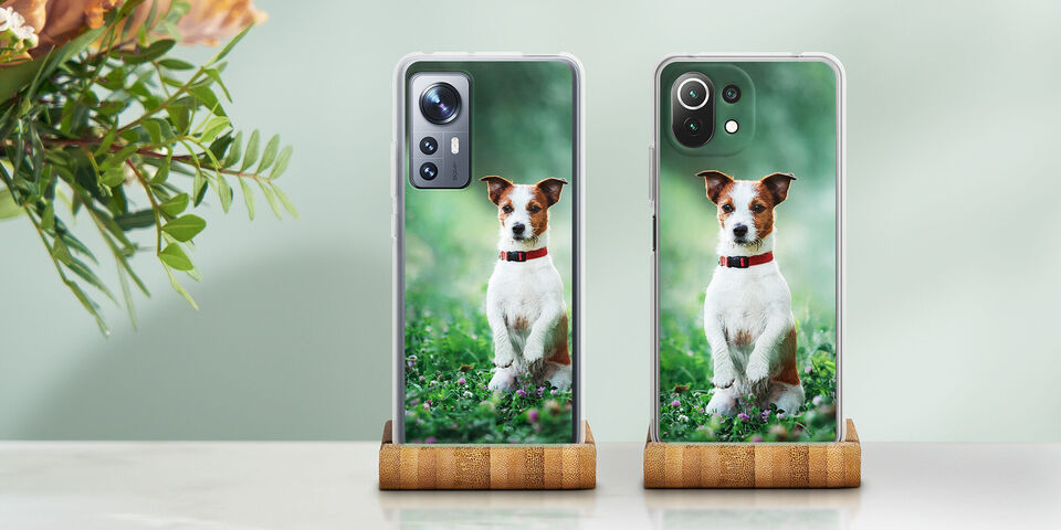 Dos fundas de teléfono con imagen de un perro al aire libre